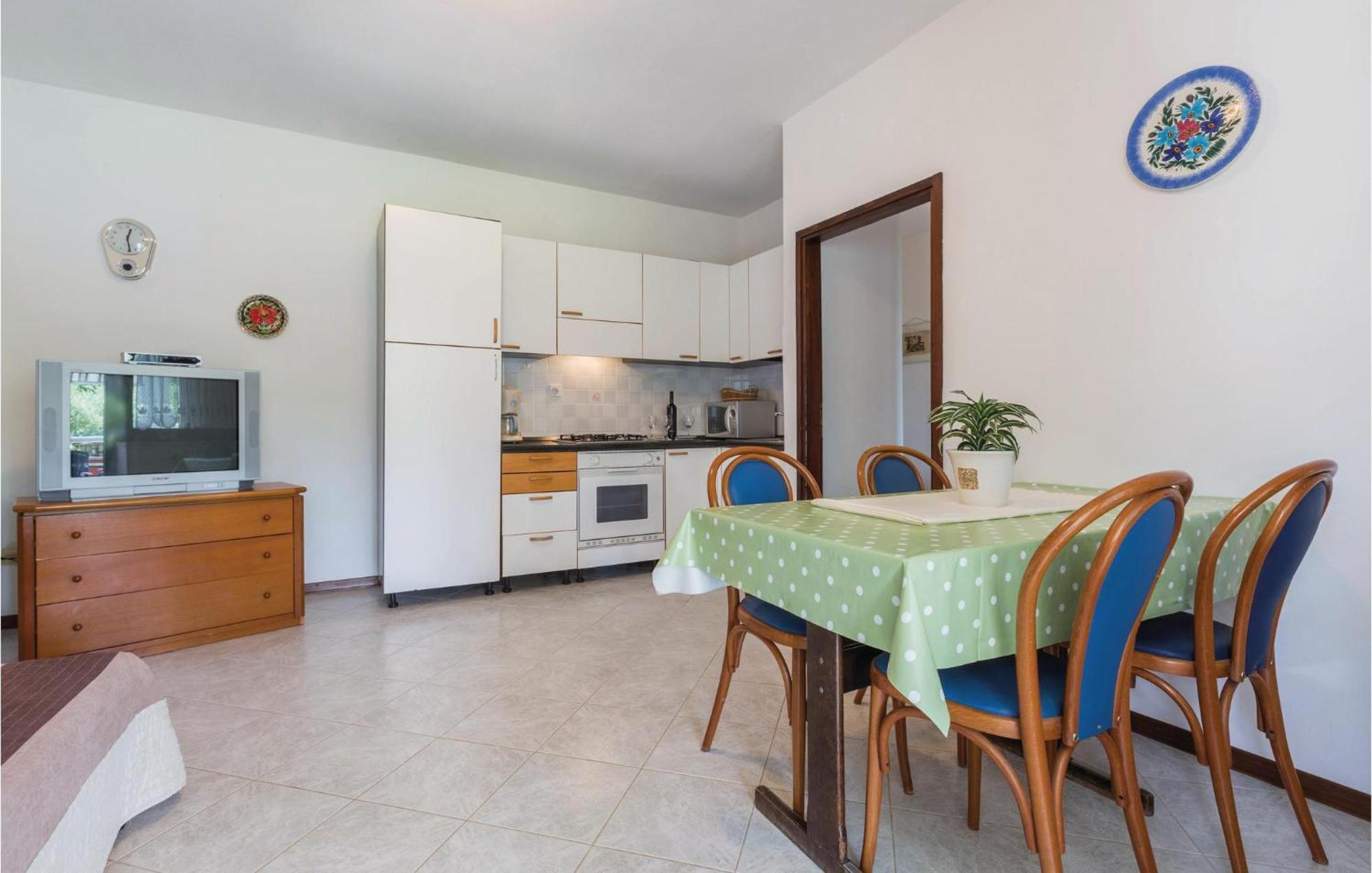 2 Bedroom Beautiful Apartment In 萨武德里亚 外观 照片