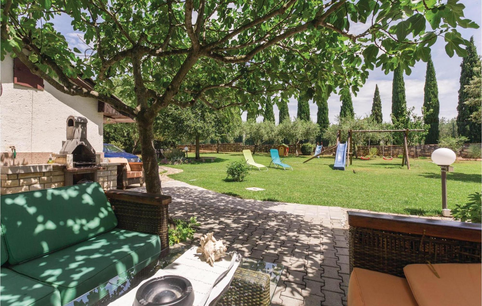 2 Bedroom Beautiful Apartment In 萨武德里亚 外观 照片